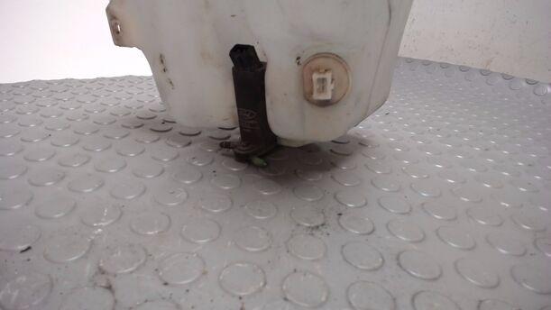 Foto: SCHEIBENWASCHBEHÄLTER eines Ford Mondeo C