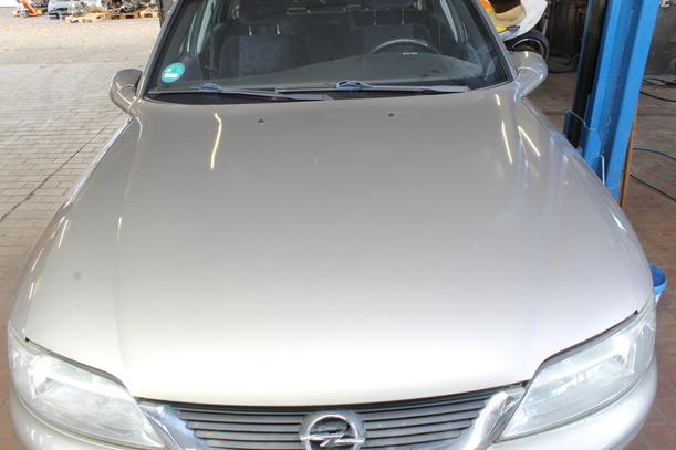 Foto: MOTORHAUBE eines Opel Vectra 1.8 C