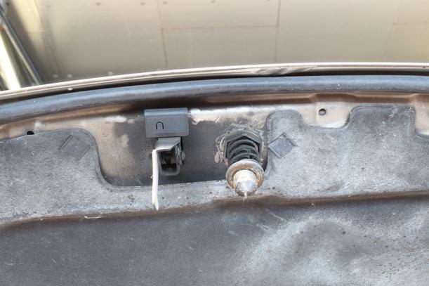 Foto: MOTORHAUBE eines Opel Vectra 1.8 C