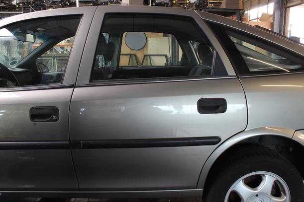 Foto: TÜR HINTEN LINKS eines Opel Vectra 1.8 C