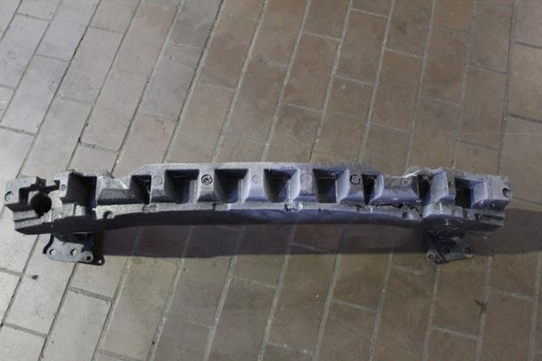 Foto: VERSTÄRKUNG VORN eines VW Touran 1.9 TDI C