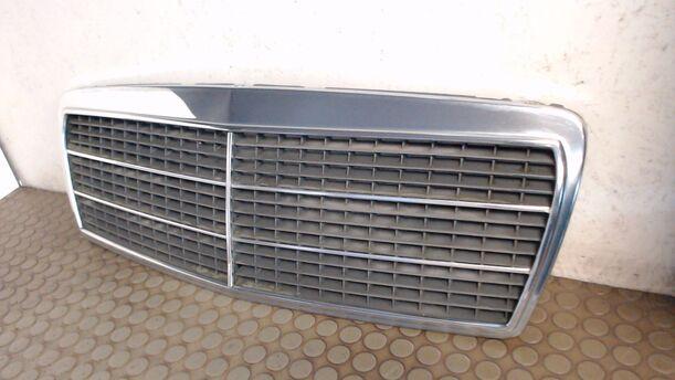 Foto: KÜHLERGRILL (CLASSIC) eines Mercedes-Benz E 220 D C