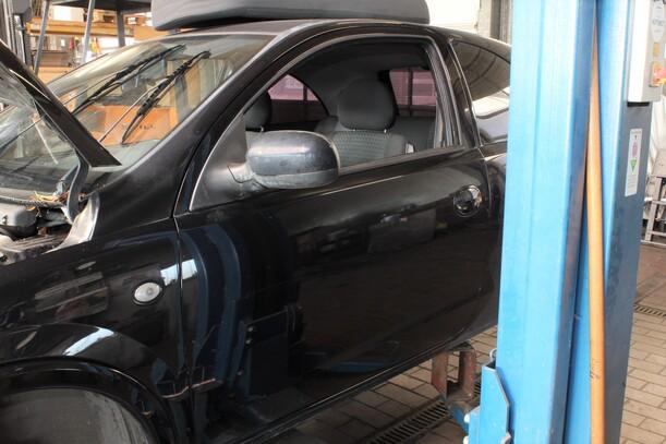 Foto: TÜR VORN LINKS (2/3-Türer) eines Opel Corsa 1.2 16V C