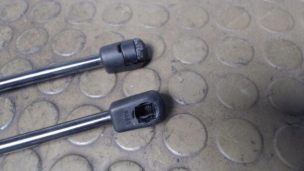 Foto: HECKKLAPPENDÄMPFERPAAR eines Peugeot 307 HDi SW 110 C