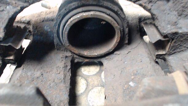 Foto: BREMSSATTEL VORN LINKS eines Peugeot 307 HDi SW 110 C
