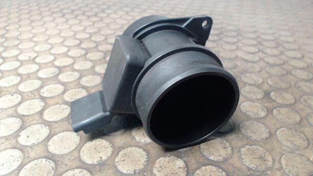 Foto: LUFTMASSENMESSER SIEMENS eines Peugeot 307 HDi SW 110 C