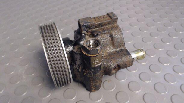 Foto: PUMPE SERVOLENKUNG / SERVOPUMPE eines Renault Laguna 2.0 16V
