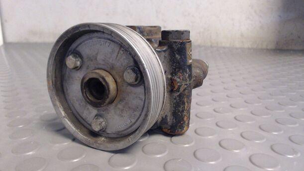 Foto: PUMPE SERVOLENKUNG / SERVOPUMPE eines Renault Laguna 2.0 16V
