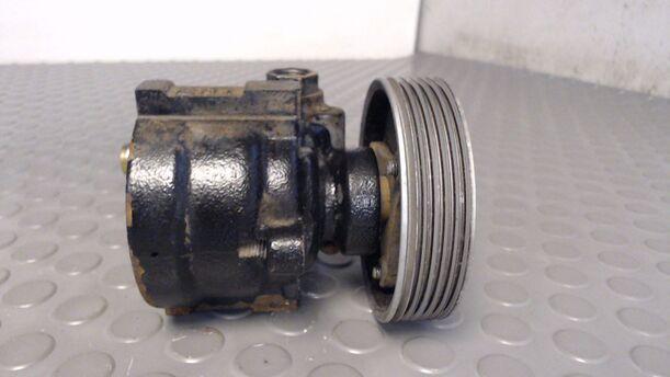 Foto: PUMPE SERVOLENKUNG / SERVOPUMPE eines Renault Laguna 2.0 16V
