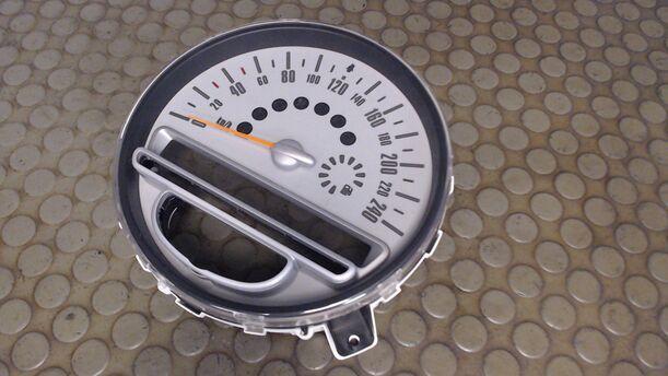 Foto: TACHOEINHEIT / KOMBIINSTRUMENT eines Mini (BMW) Mini Cooper S