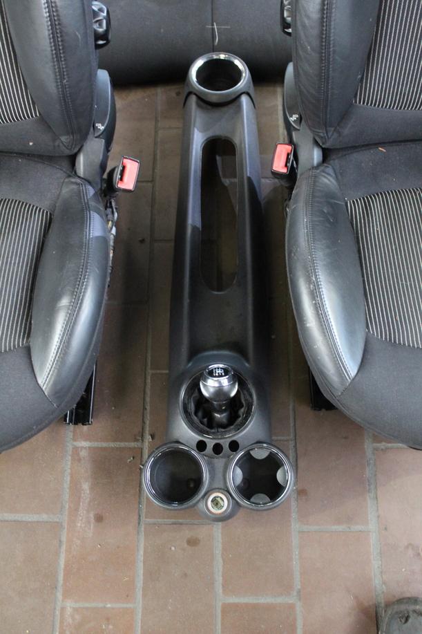 Foto: INNENAUSSTATTUNG SPORTSITZE TEILLEDER eines Mini (BMW) Mini Cooper S