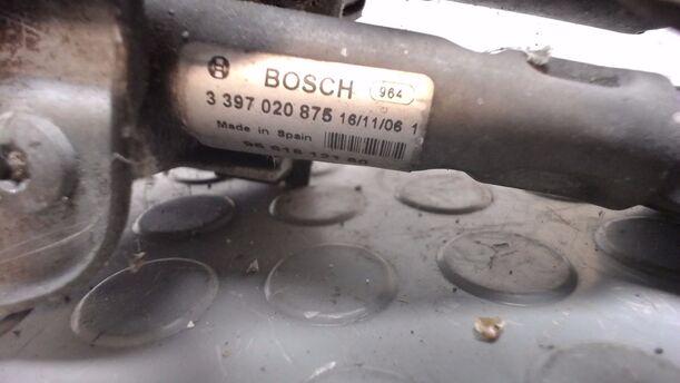 Foto: SCHEIBENWISCHERMOTOR VORN LINKS eines Peugeot 407 HDi 205 Bi-Turbo Automatik C