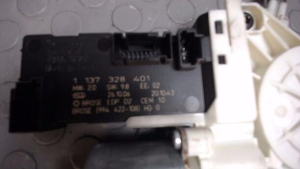 Foto: FENSTERHEBER ELEKTR VORN LINKS eines Peugeot 407 HDi 205 Bi-Turbo Automatik C