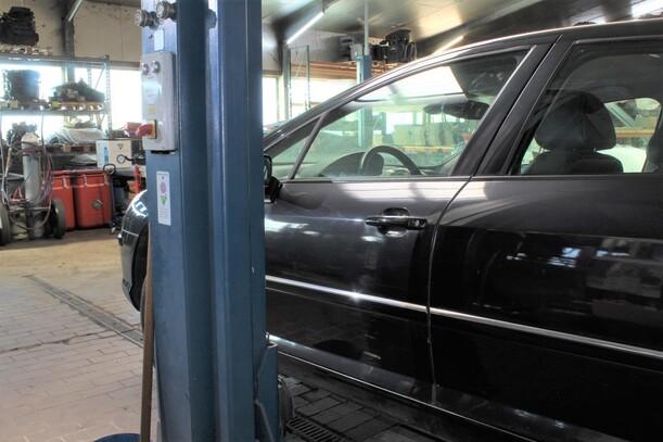 Foto: TÜR VORN LINKS eines Peugeot 407 HDi 205 Bi-Turbo Automatik C