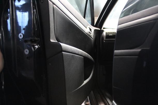 Foto: TÜR VORN LINKS eines Peugeot 407 HDi 205 Bi-Turbo Automatik C
