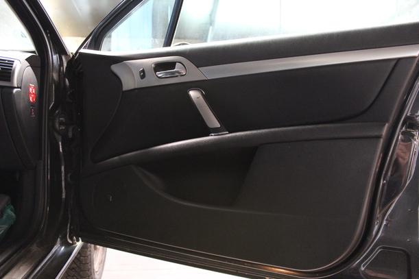 Foto: TÜR VORN RECHTS eines Peugeot 407 HDi 205 Bi-Turbo Automatik C