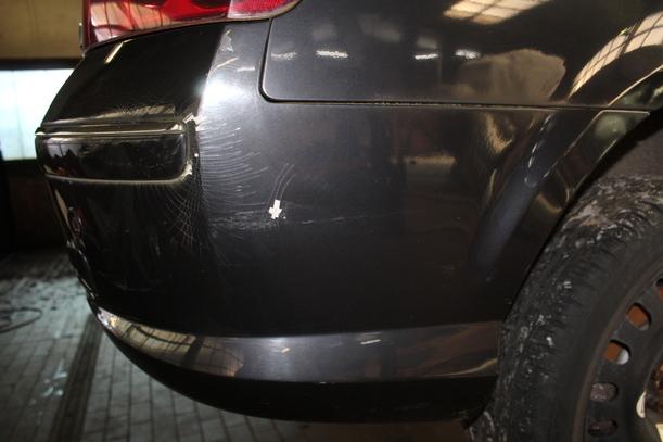 Foto: STOSSFÄNGER / STOSSSTANGE HINTEN eines Peugeot 407 HDi 205 Bi-Turbo Automatik C