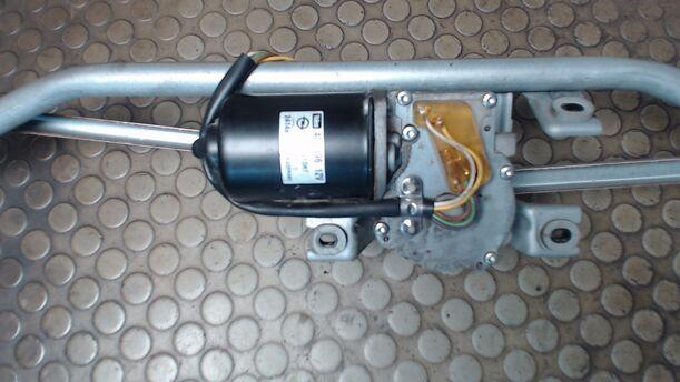 Foto: SCHEIBENWISCHERMOTOR VORN eines Opel Zafira 2.2 DTI