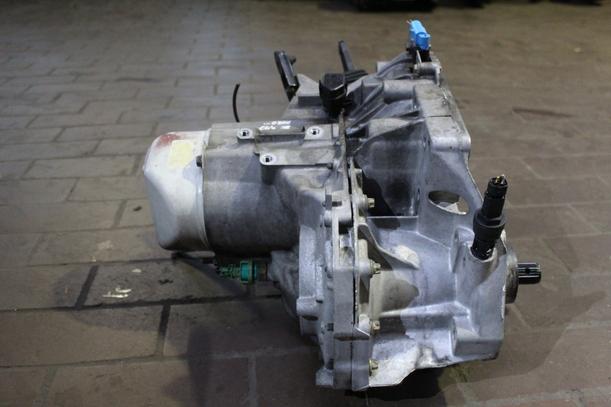 Foto: SCHALTGETRIEBE 5-GANG eines Renault Clio 1.4 C