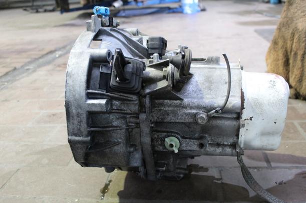 Foto: SCHALTGETRIEBE 5-GANG eines Renault Clio 1.4 C