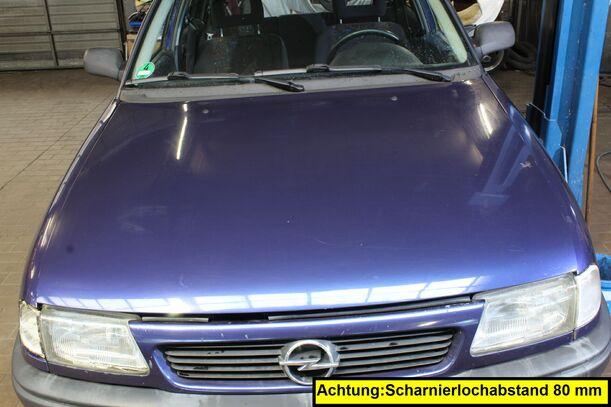 Foto: MOTORHAUBE eines Opel Astra Caravan C