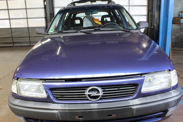 Foto: MOTORHAUBE eines Opel Astra Caravan C