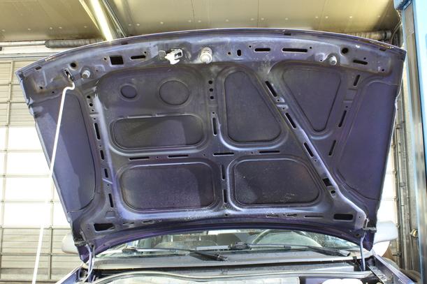 Foto: MOTORHAUBE eines Opel Astra Caravan C