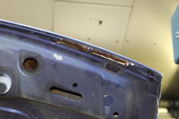 Foto: MOTORHAUBE eines Opel Astra Caravan C
