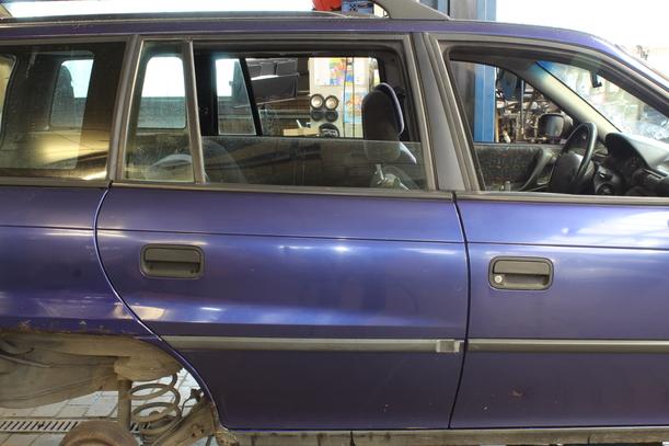 Foto: TÜR HINTEN RECHTS eines Opel Astra Caravan