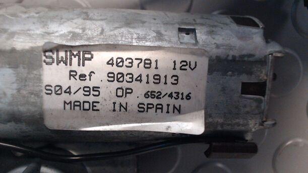 Foto: SCHEIBENWISCHERMOTOR HINTEN eines Opel Astra Caravan C