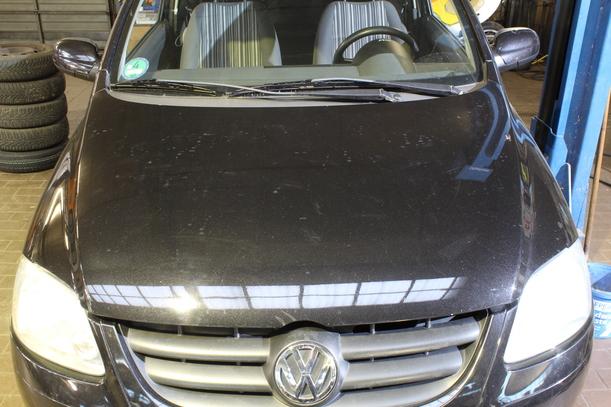 Foto: MOTORHAUBE eines VW Fox 1.2 C