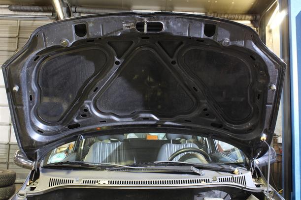 Foto: MOTORHAUBE eines VW Fox 1.2 C