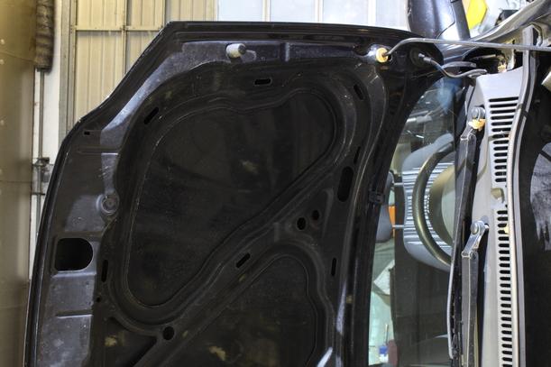 Foto: MOTORHAUBE eines VW Fox 1.2 C