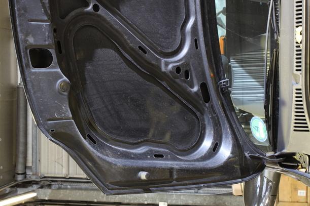 Foto: MOTORHAUBE eines VW Fox 1.2 C