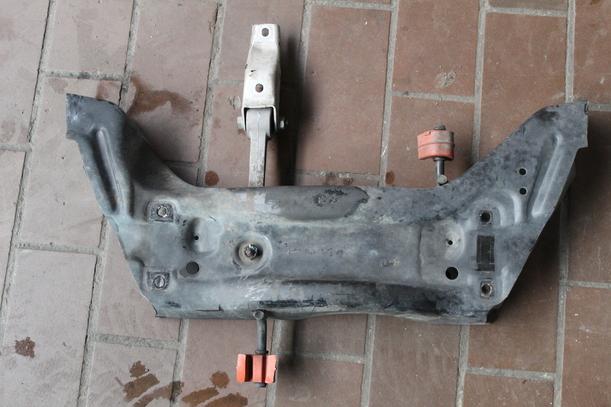 Foto: ACHSKÖRPER / ACHSE VORN eines VW Fox 1.2