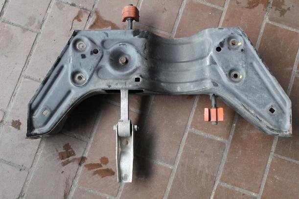 Foto: ACHSKÖRPER / ACHSE VORN eines VW Fox 1.2