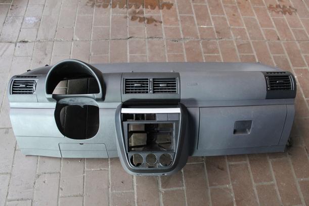 Foto: ARMATURENBRETT eines VW Fox 1.2 CL