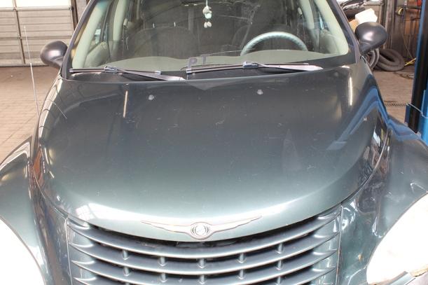 Foto: MOTORHAUBE eines Chrysler PT Cruiser 2.0
