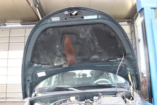 Foto: MOTORHAUBE eines Chrysler PT Cruiser 2.0