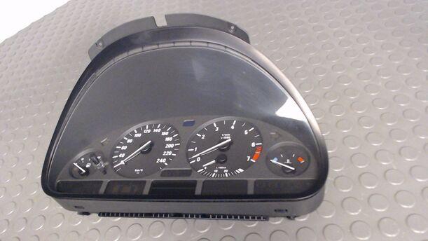 Foto: TACHOEINHEIT / KOMBIINSTRUMENT eines BMW 520i