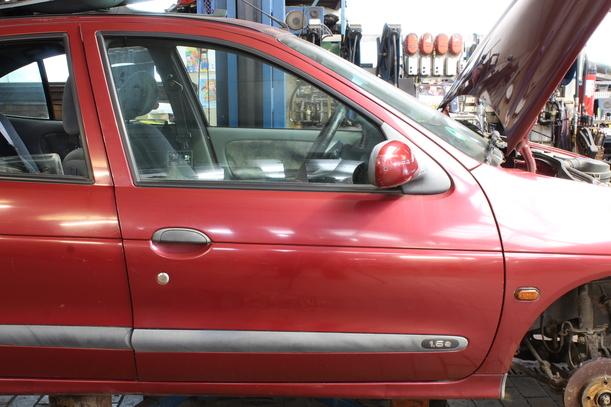 Foto: TÜR VORN RECHTS eines Renault Megane Classic 1.6e