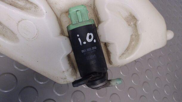 Foto: SCHEIBENWASCHBEHÄLTER eines Peugeot 206 HDi eco 70