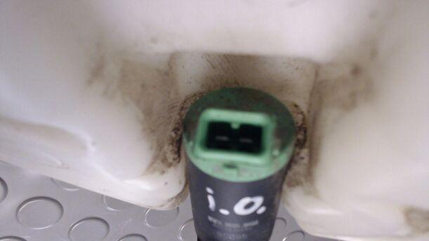 Foto: SCHEIBENWASCHBEHÄLTER eines Peugeot 206 HDi eco 70