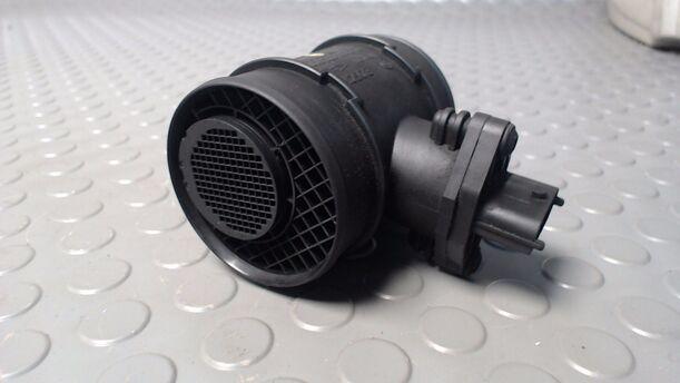 Foto: LUFTMASSENMESSER BOSCH eines Opel Meriva 1.7 CDTI