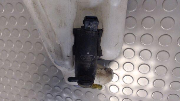 Foto: SCHEIBENWASCHBEHÄLTER eines Ford Focus DI