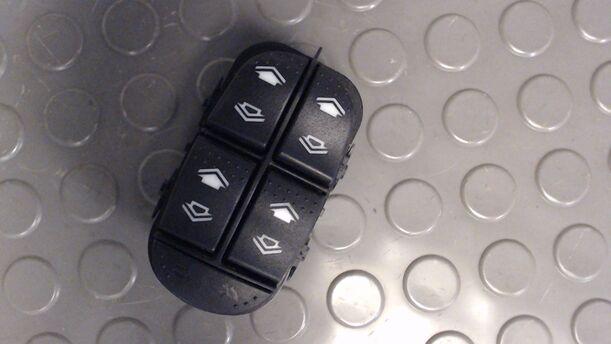 Foto: FENSTERHEBERSCHALTER eines Ford Focus DI