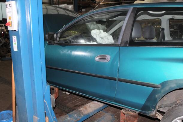 Foto: TÜR VORN LINKS (2/3-Türer) TYP P eines Mazda 323 P 1.5