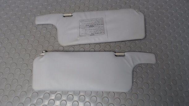 Foto: SONNENBLENDENPAAR eines Mazda 323 P 1.5 Advantage