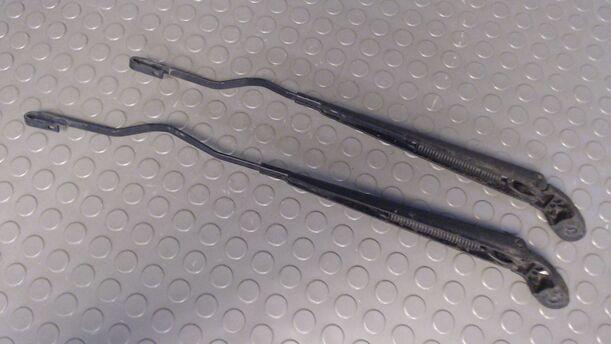 Foto: SCHEIBENWISCHERARME VORN eines Citroen Xsara Kombi 1.6 16V GL