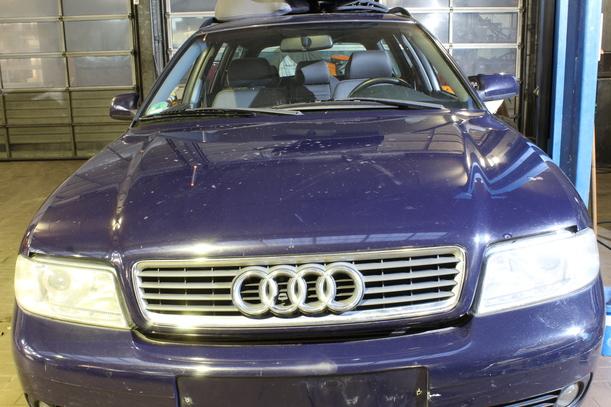 Foto: MOTORHAUBE eines Audi A4 Avant 1.6